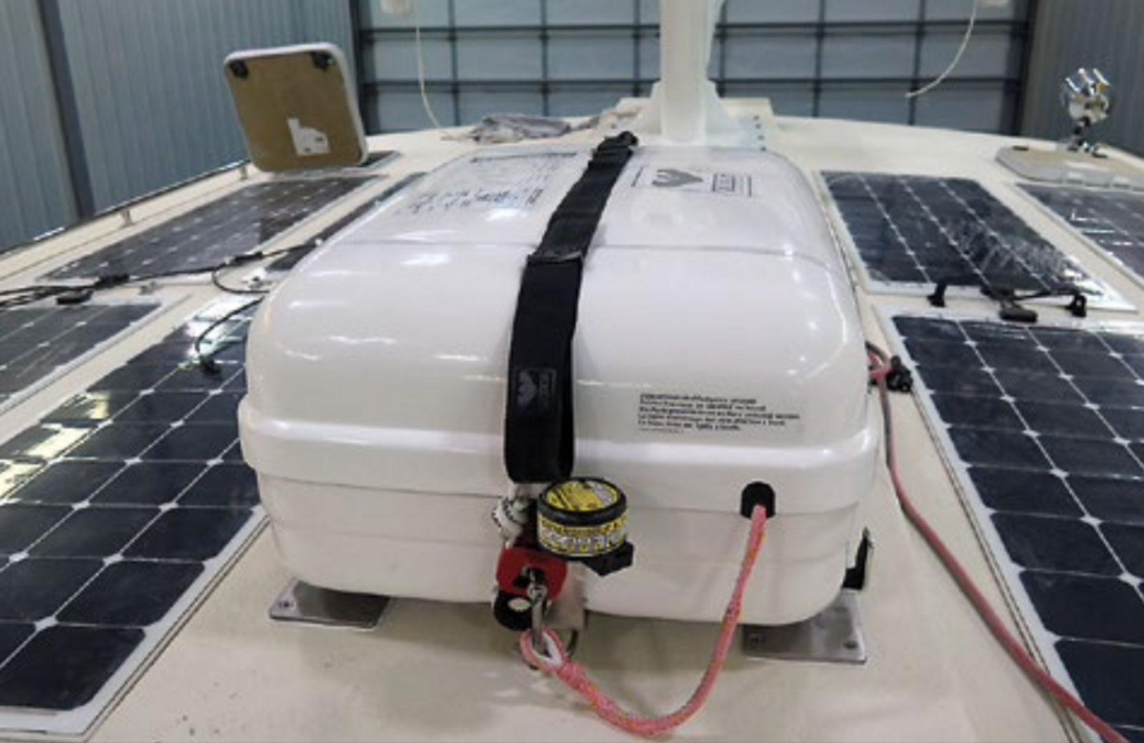 To eliminate a generator, high-output alternators on the main engine and a large-scale solar energy system on the cabintop were installed.