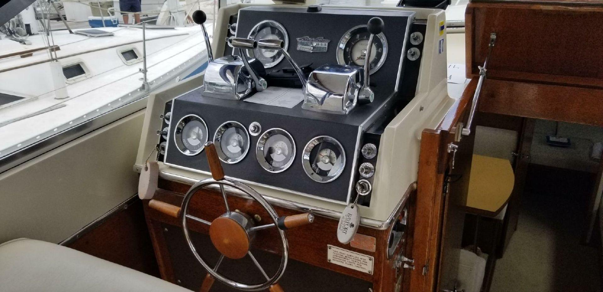 Chris-Craft Commander 31'