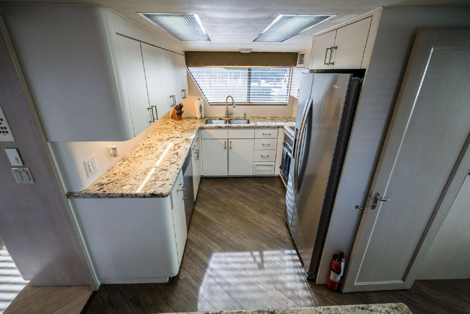Hatteras Motoryacht Temptation 65'