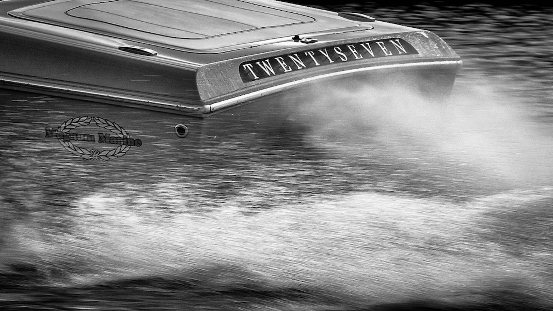 Magnum Marine 27'