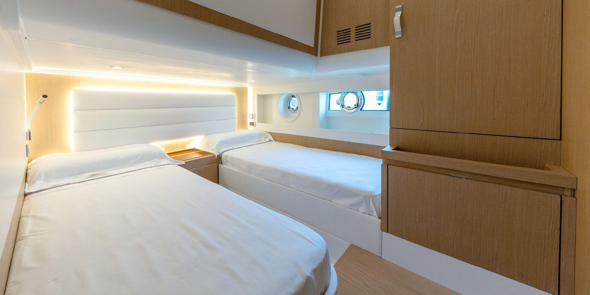Solaris Power Flybridge 48'