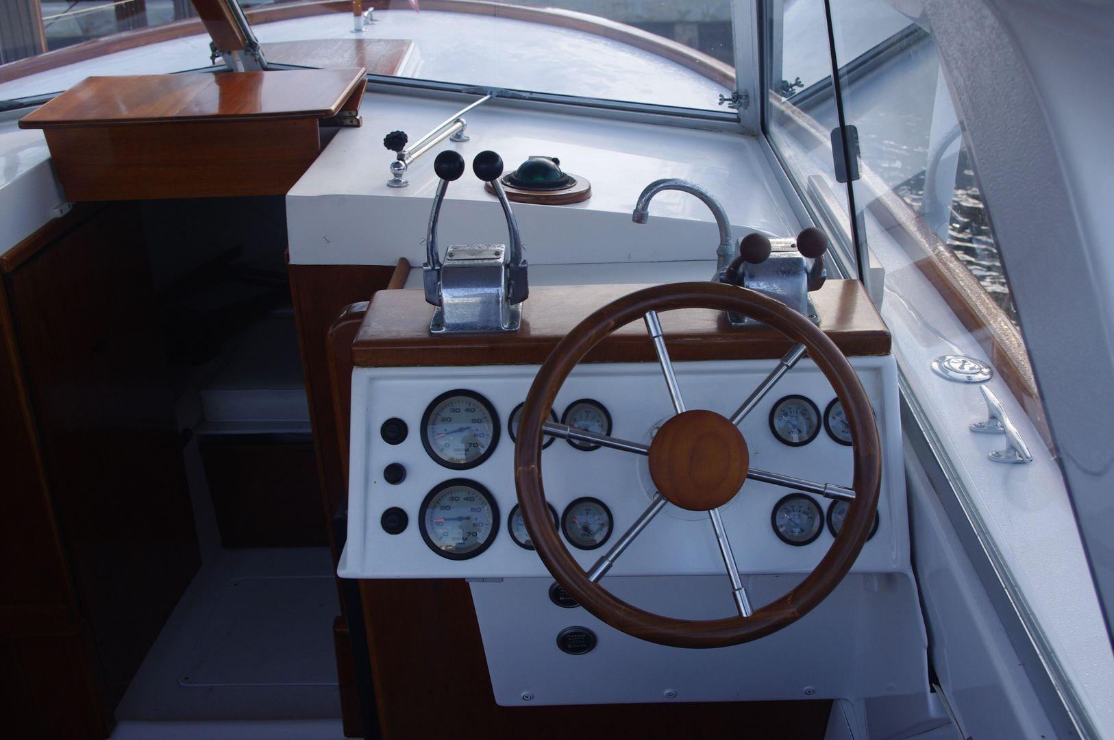 Barnacle, Bertram Express Cruiser 25'