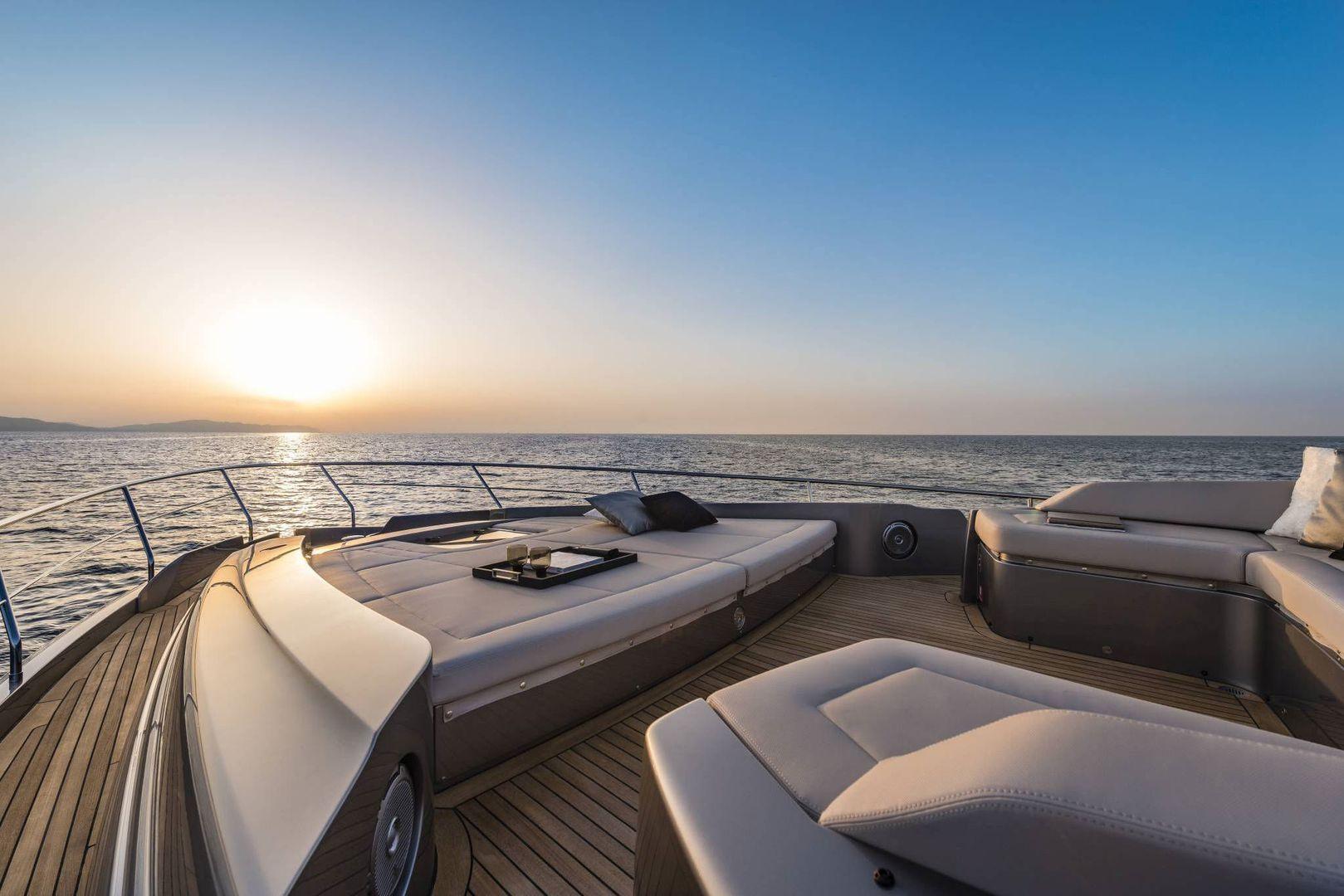 Pershing-Yachts 8X