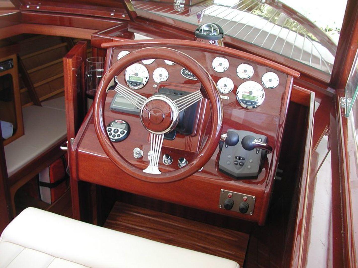 Van Dam Boats Chocolate Chip 3 30'