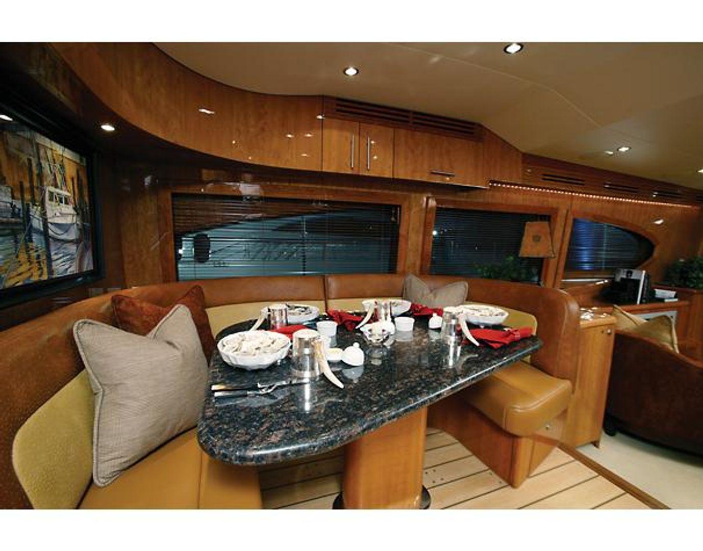 Hatteras Convertible 68'