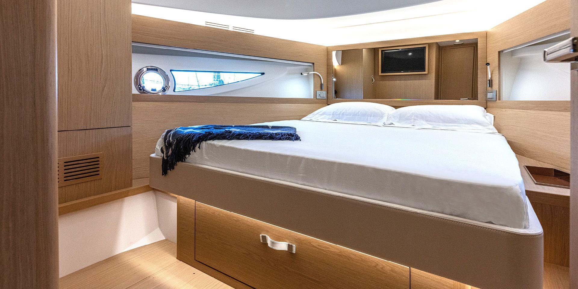 Solaris Power Flybridge 48'