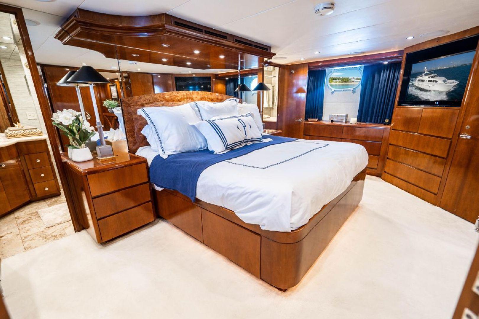 Hatteras Elite Series Motoryacht Pura Vida 92'