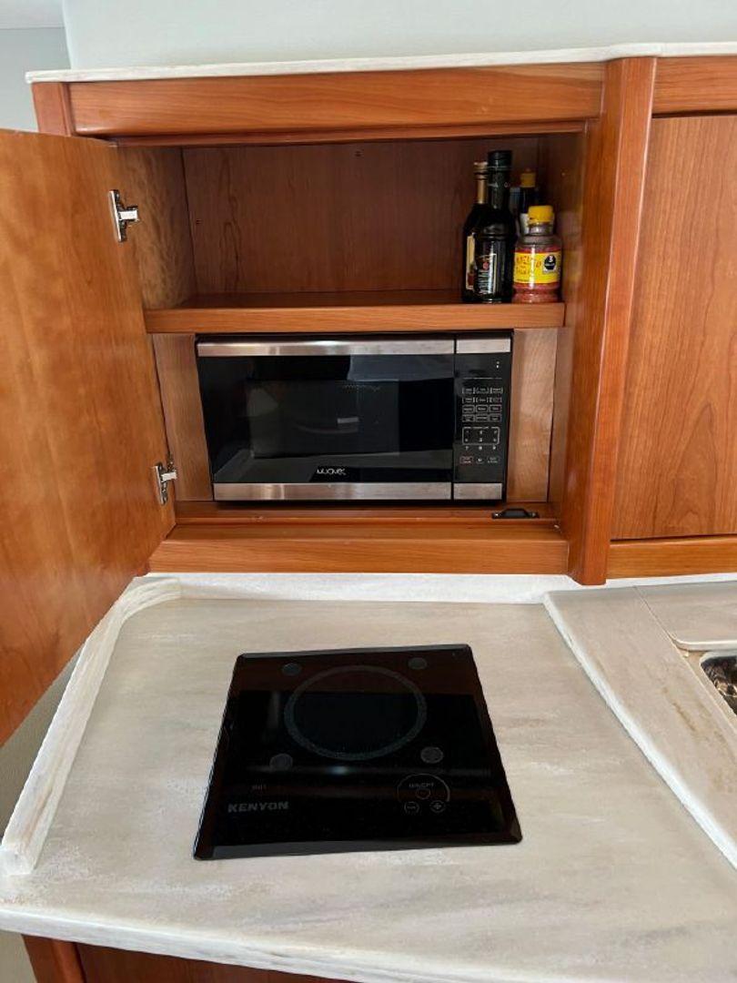 Intrepid 475 Sport Yacht 47'