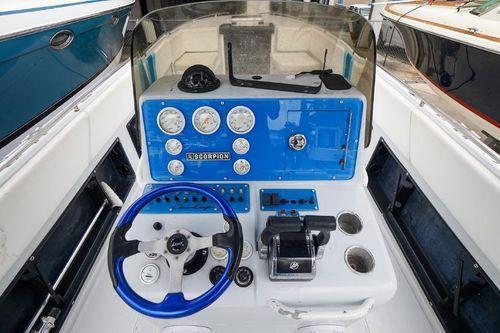 Chris-Craft 33 Scorpion 32'