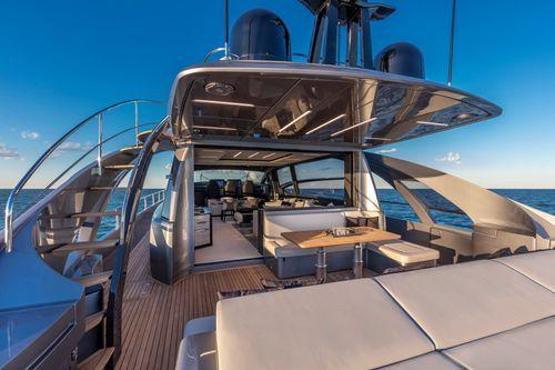 Pershing-Yachts 8X