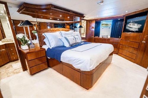 Hatteras Elite Series Motoryacht Pura Vida 92'