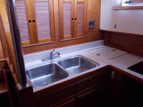 Grand Banks Heritage 42'
