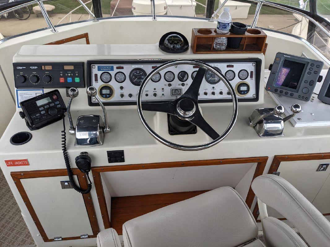 Chris-Craft 382 Commander 38'
