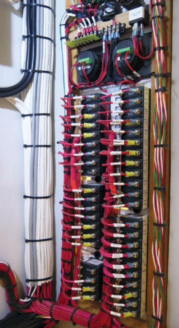A clean electrical system from Sigel and Kramp Electronics meets ABYC standards; all wiring connections to the panel circuit are labeled.